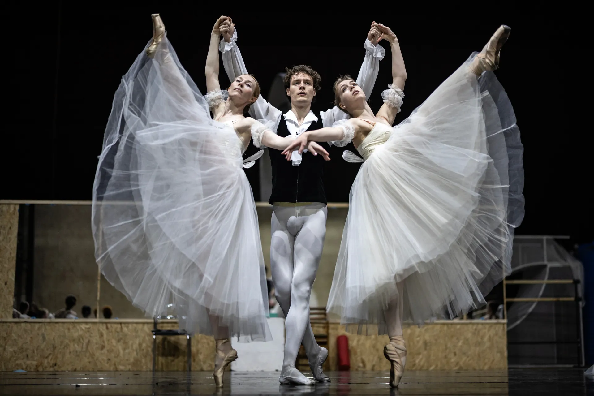 Артисти балету репетирують відродження «Шопеніани» у підземному приміщенні Національного академічного театру опери та балету в Харкові, Україна, 26 квітня 2025 року.